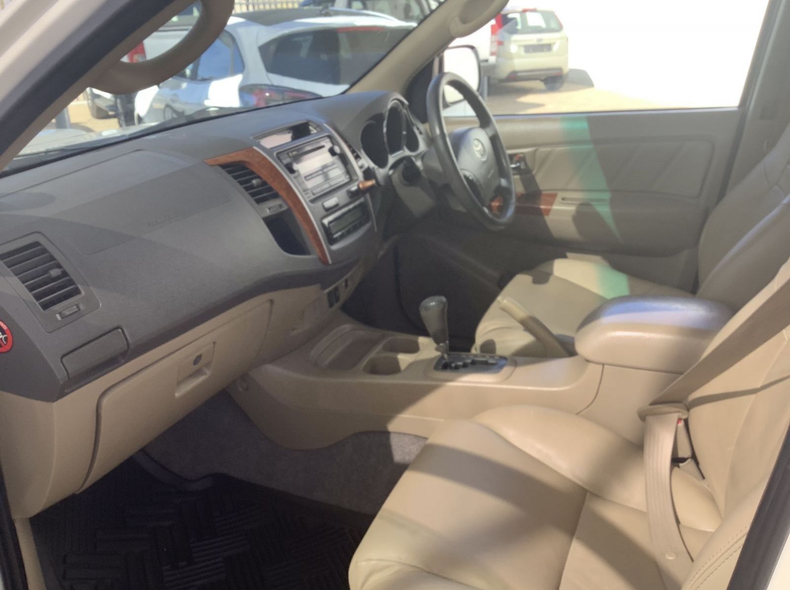 2010 Toyota FORTUNER 30D-4DRB AT pictures