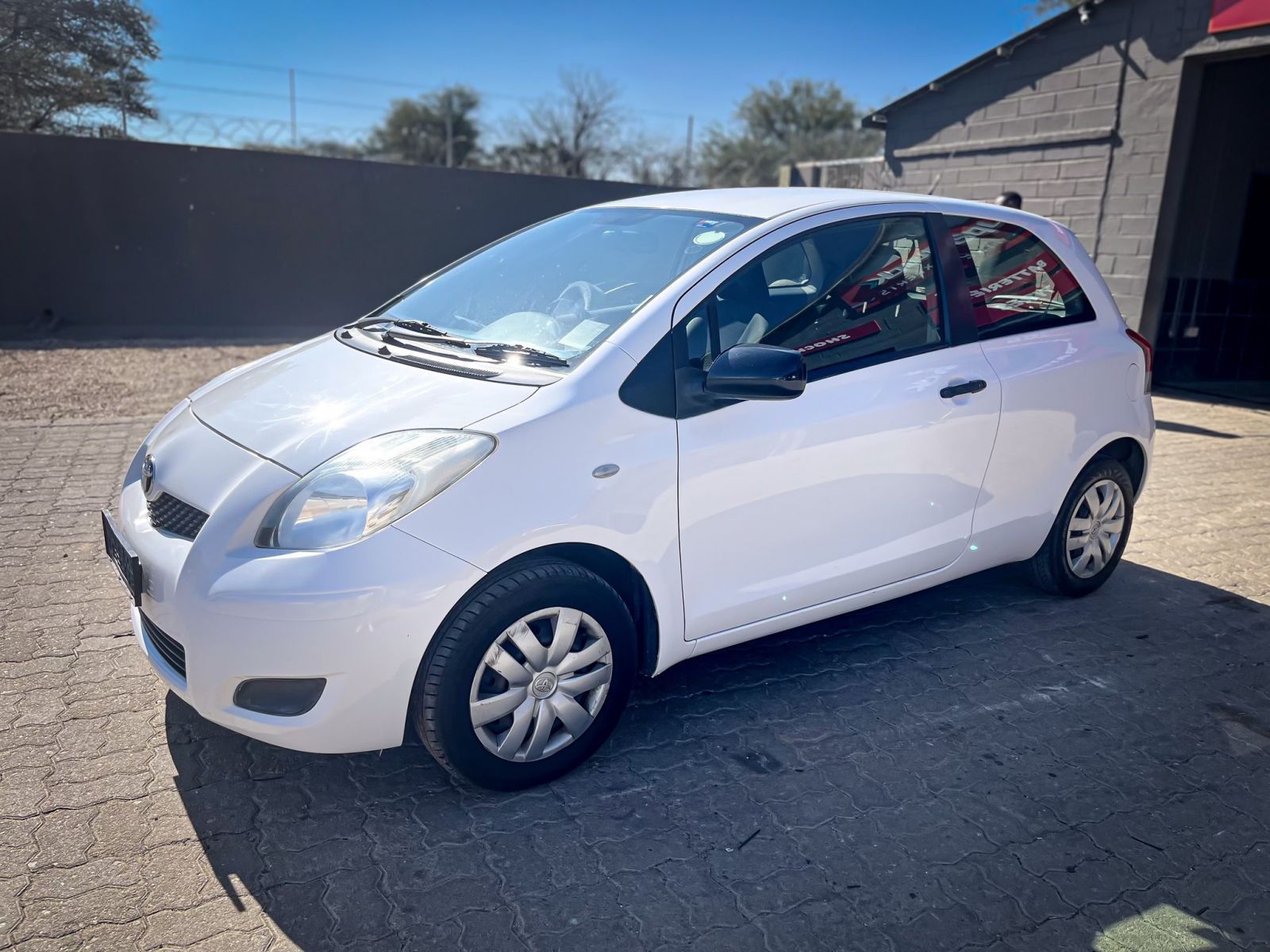2011 Toyota YARIS 1.3 ZEN1 3DR M/T photo