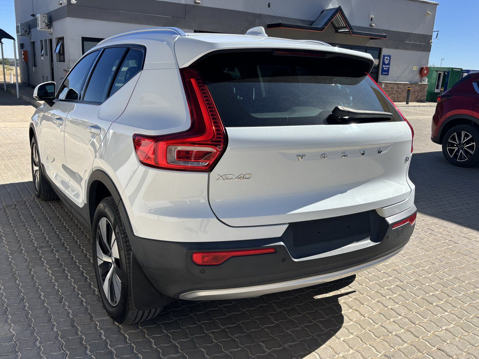 2022 Volvo XC40 T3 Momentum (NO DEPOSIT DEAL) photo