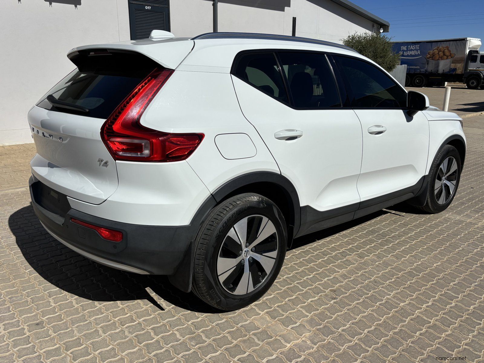 2022 Volvo XC40 T3 Momentum (NO DEPOSIT DEAL) photo