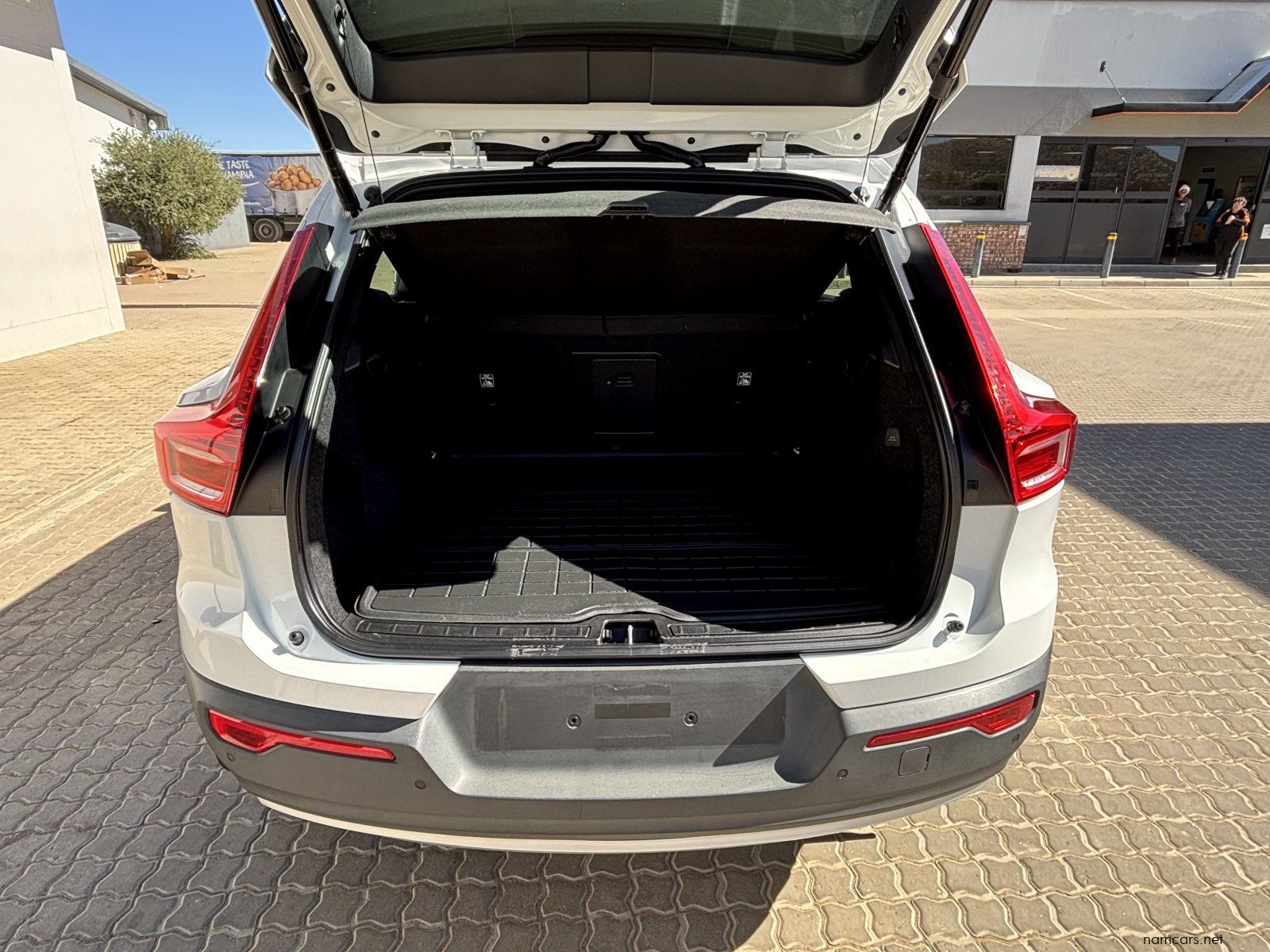 2022 Volvo XC40 T3 Momentum (NO DEPOSIT DEAL) photo