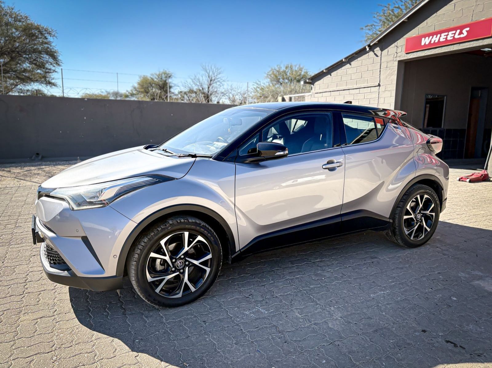 2020 Toyota TOYOTA C-HR 1.2T LUXURY CVT pictures