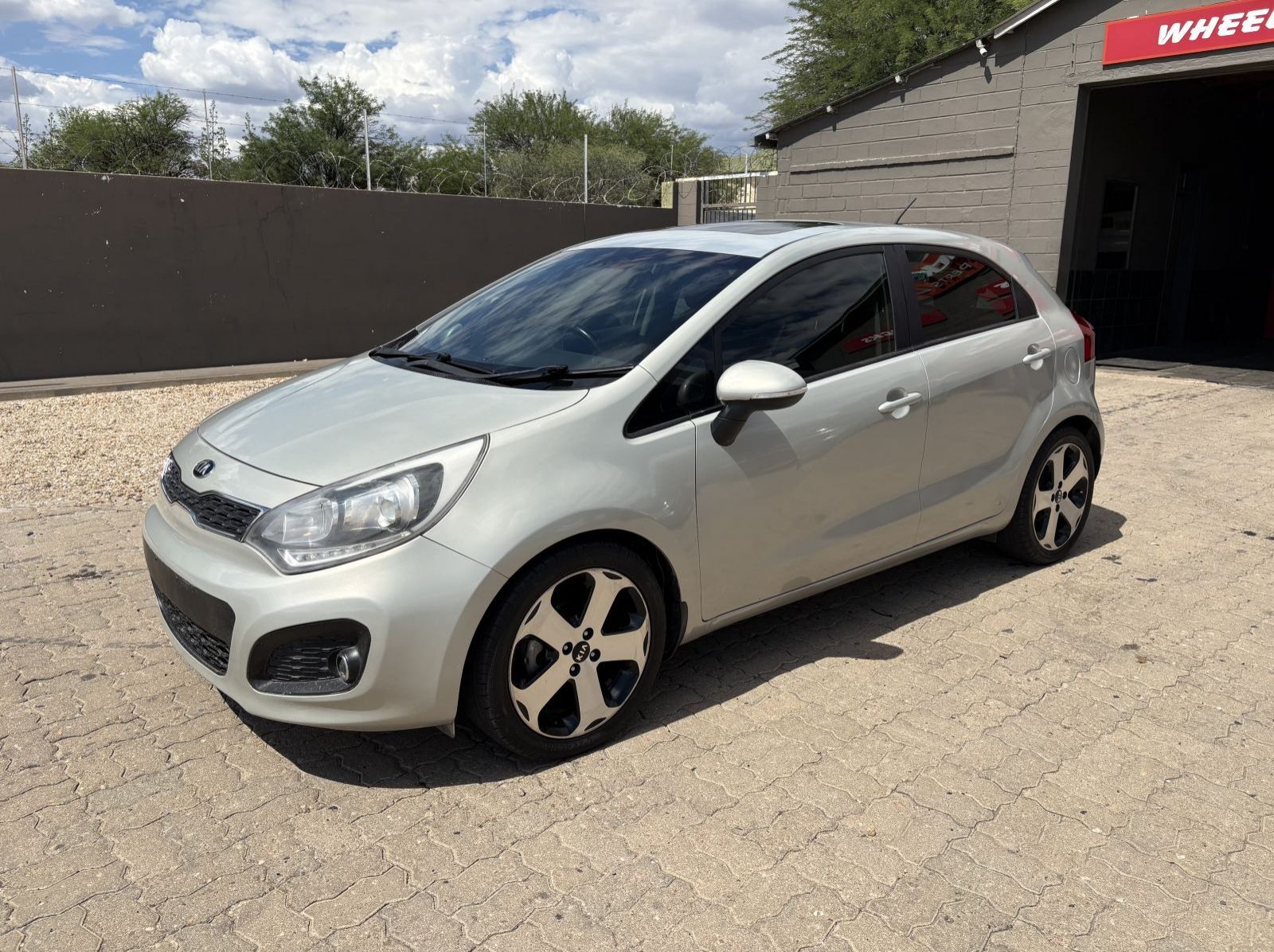 2014 Kia KIA RIO 1.4 TEC 5DR pictures