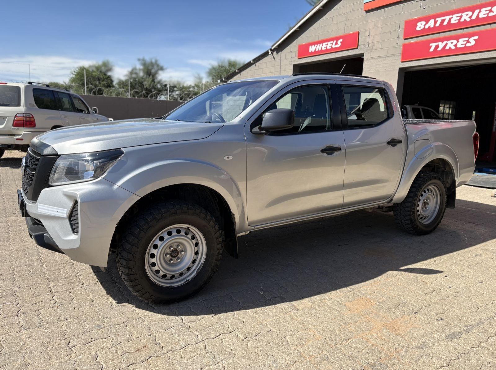 2022 Nissan NISSAN NAVARA 4X4 2.5 SE M/T D/C pictures