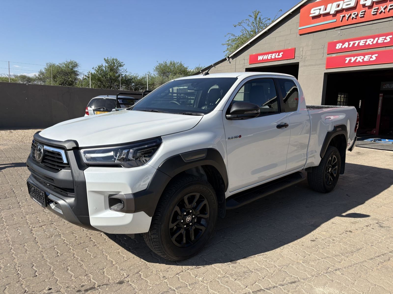 2025 Toyota HILUX 2.8 LEGEND 4X4 A/T E/CAB pictures