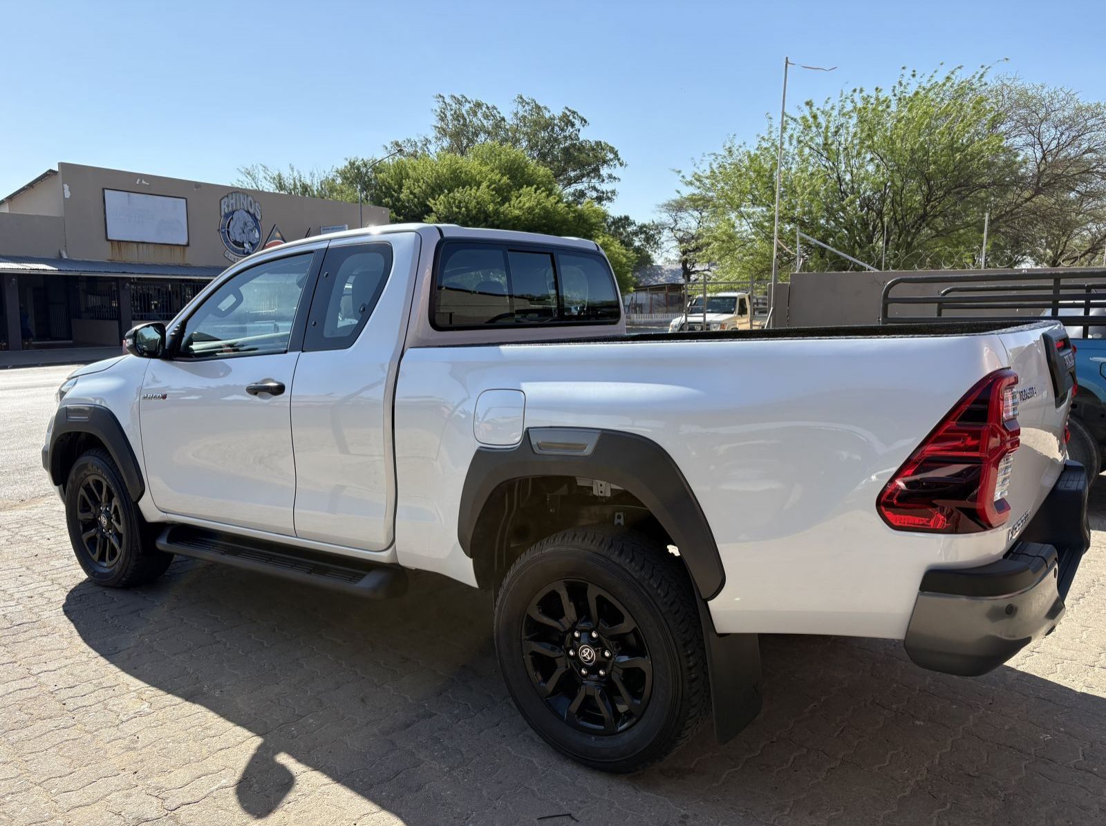 2025 Toyota HILUX 2.8 LEGEND 4X4 A/T E/CAB pictures
