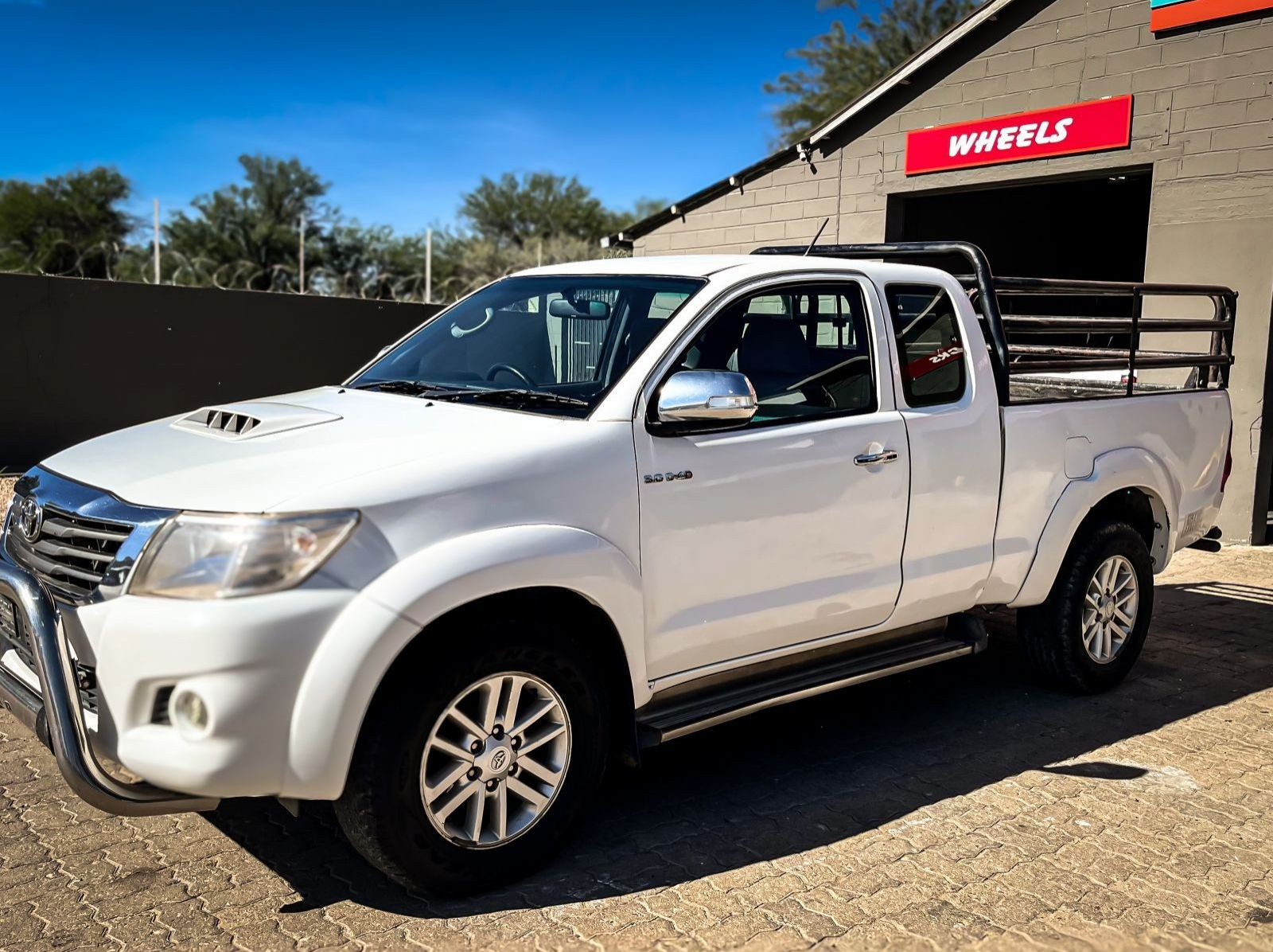 2014 Toyota TOYOTA HILUX  3.0 D-4D XTRA CAB P/U pictures