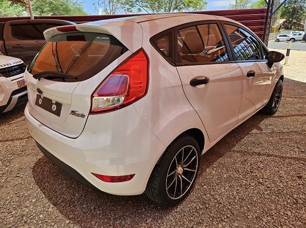 2017 Ford Fiesta Ambiente pictures