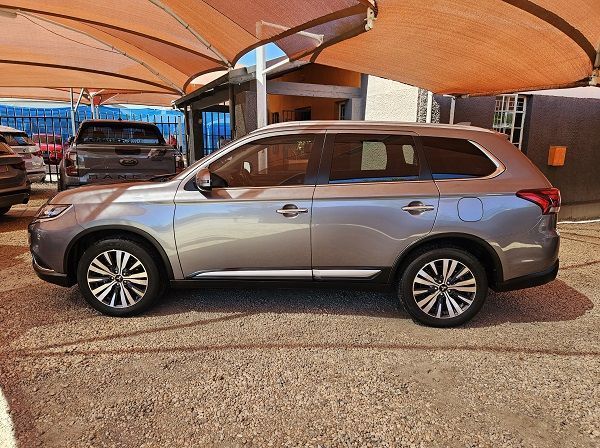 2021 Mitsubishi Outlander GLS AWD 7 Seater pictures