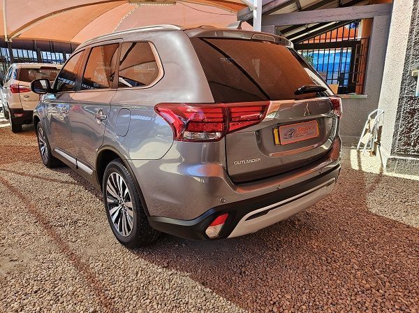 2021 Mitsubishi Outlander GLS AWD 7 Seater pictures