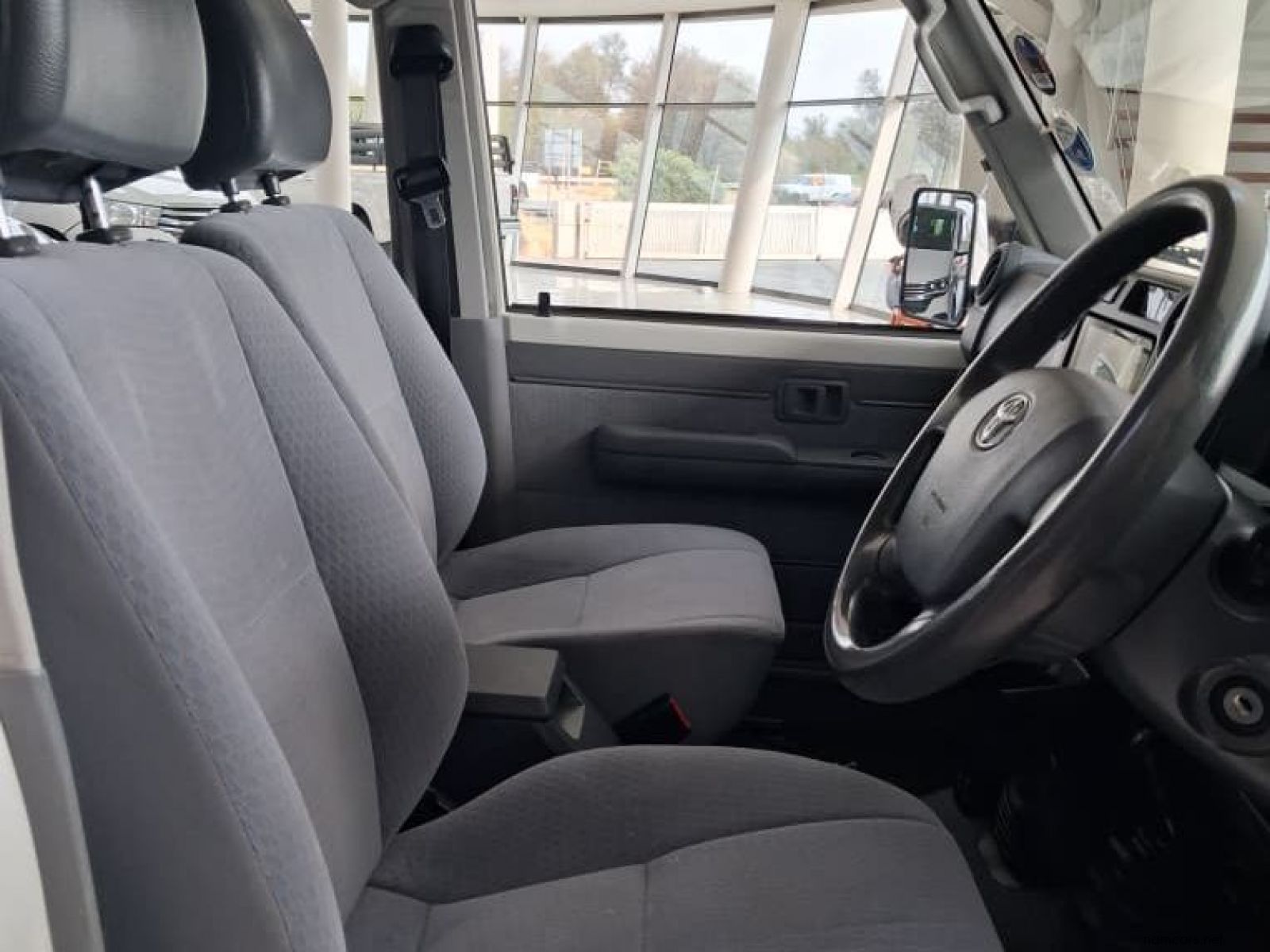 2019 Toyota Land Cruiser 76 4.5D V8 SW photo