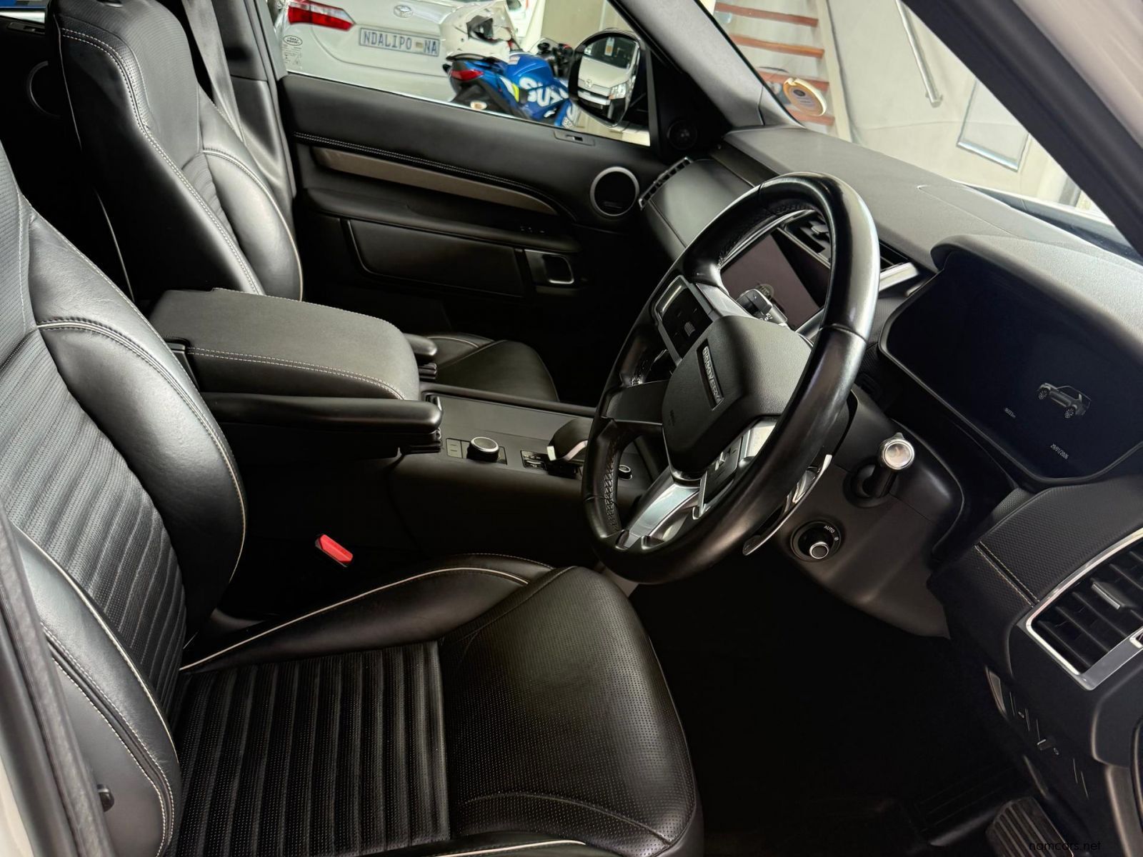 2021 Land Rover Discovery D300 3.0 TD SE R-Dynamic  AWD photo