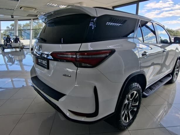 2025 Toyota Fortuner 2.4 GD-6 4x4 AT pictures