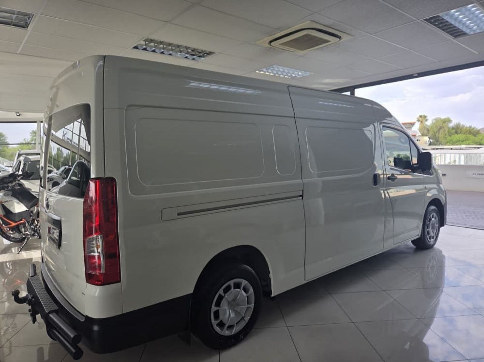 2023 Toyota Quantum 2.8 SLWB F/C P/V pictures