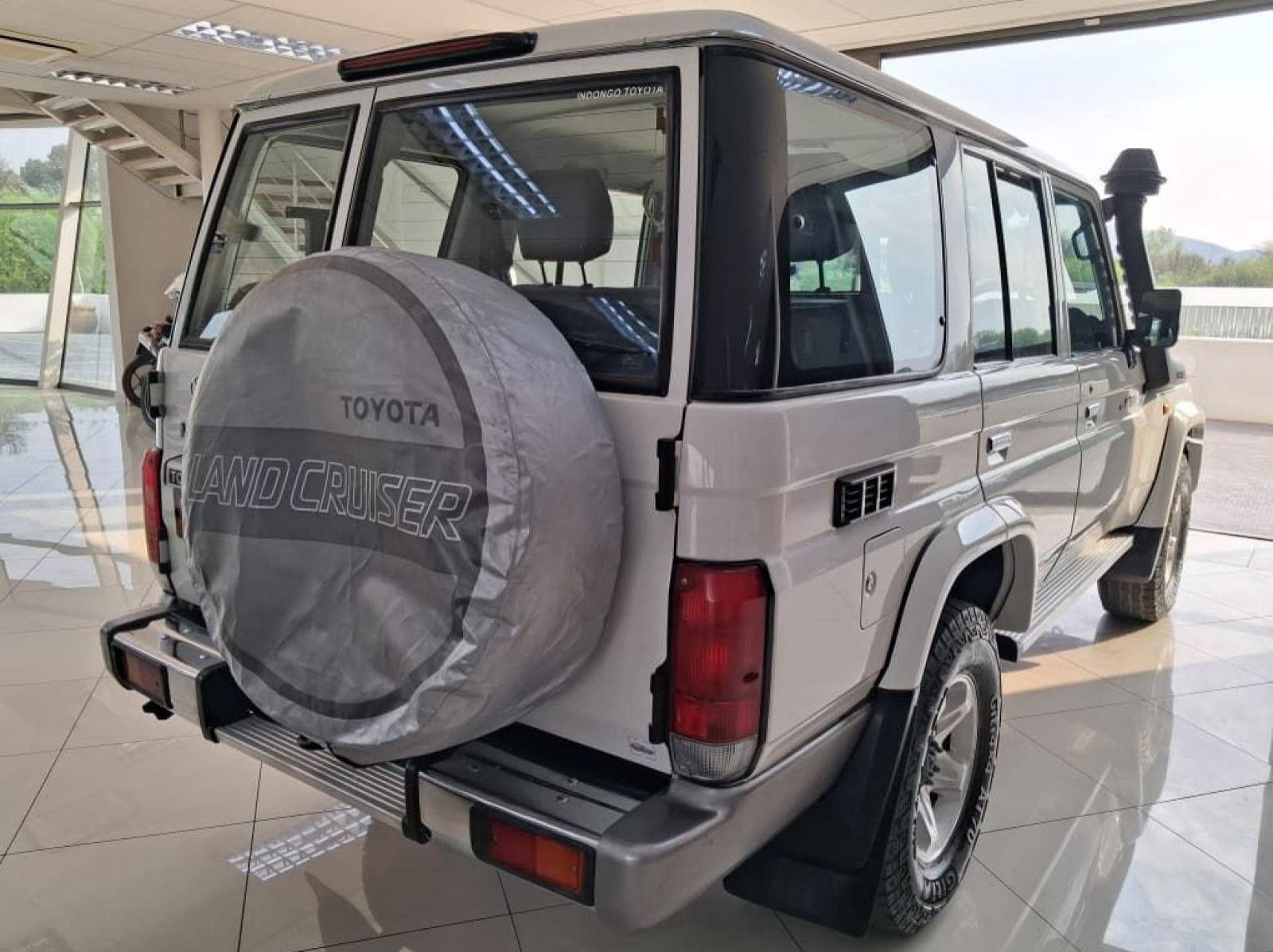 2019 Toyota Land Cruiser 76 4.5D V8 SW pictures