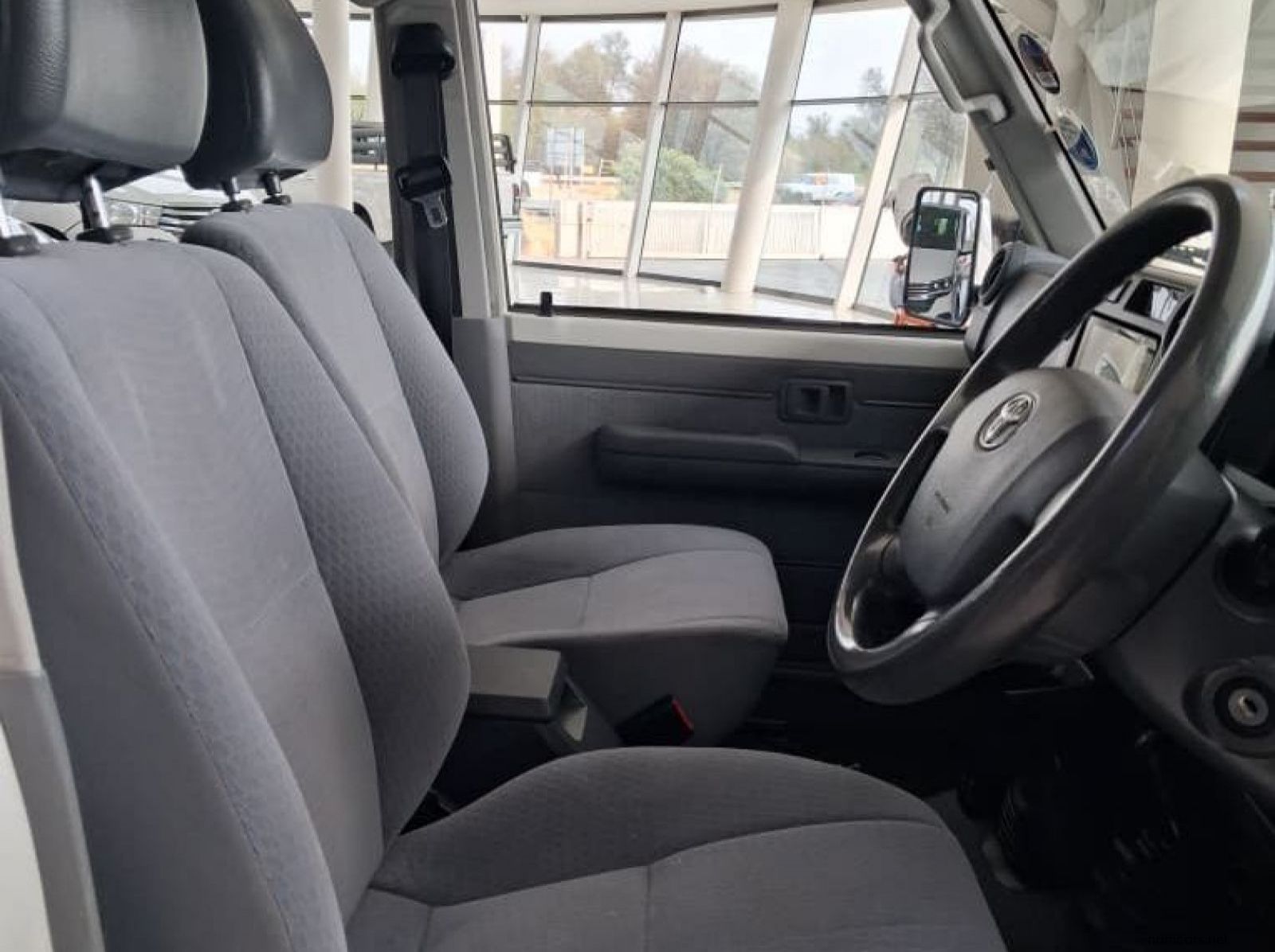 2019 Toyota Land Cruiser 76 4.5D V8 SW pictures