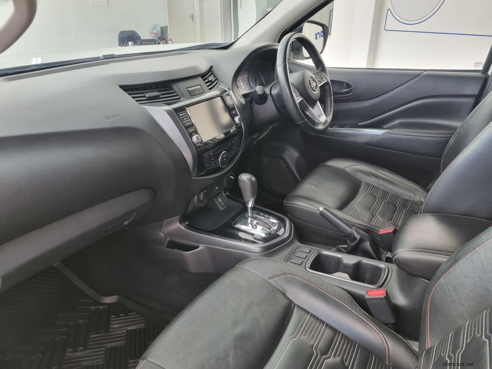 2022 Nissan Navara Pro-4X 4x4 D/C P/U photo