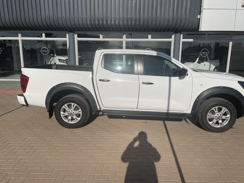2022 Nissan Navara 2.5D SE Plus 4X2 MT DC photo