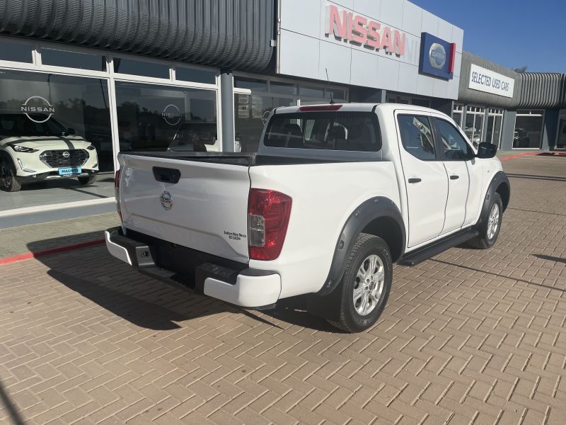 2022 Nissan Navara 2.5D SE Plus 4X2 MT DC photo