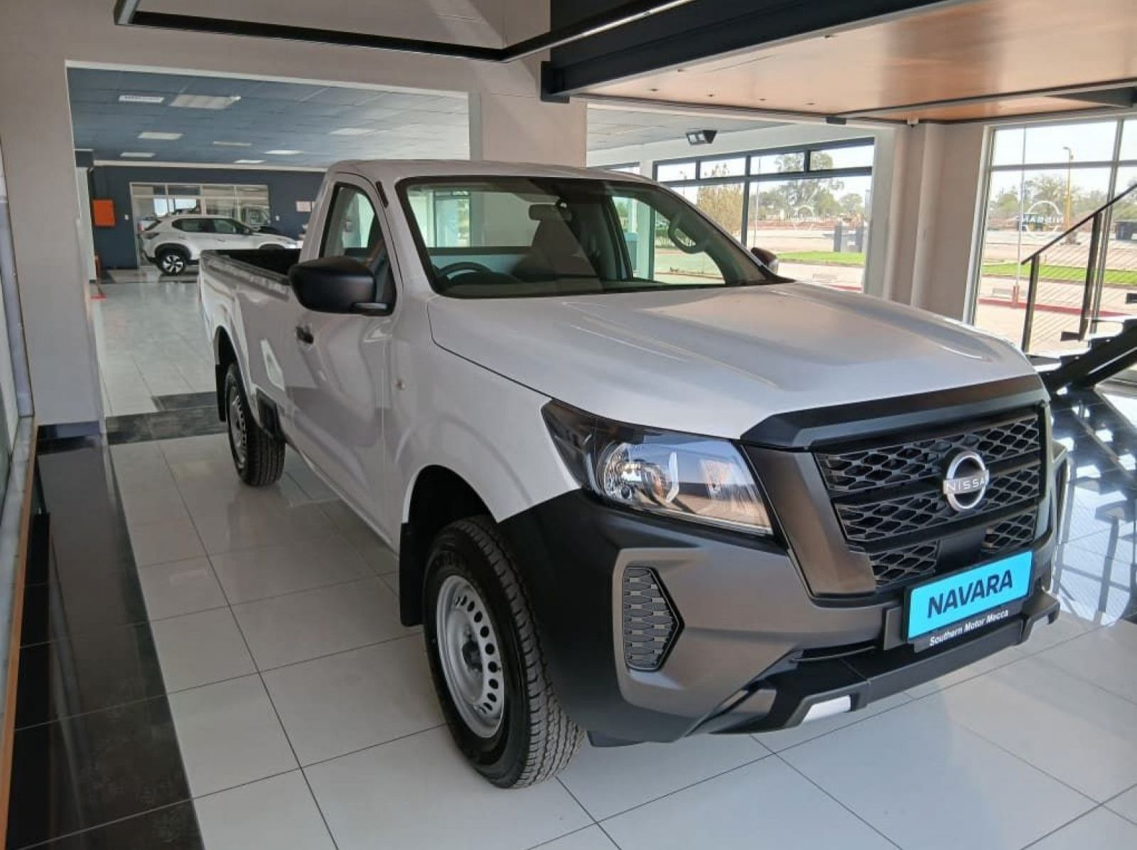 2025 Nissan 2.5 XE 4x4 Plus S/C M/T pictures