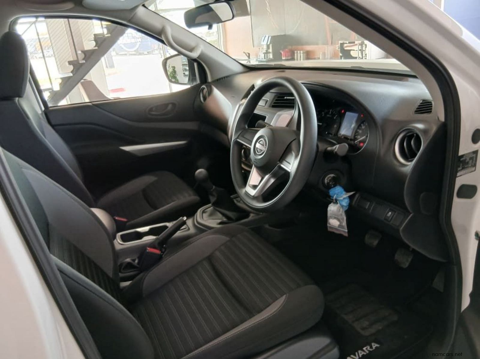 2025 Nissan 2.5 XE 4x4 Plus S/C M/T pictures