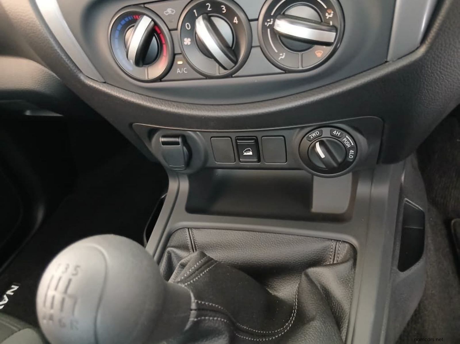 2025 Nissan 2.5 XE 4x4 Plus S/C M/T pictures