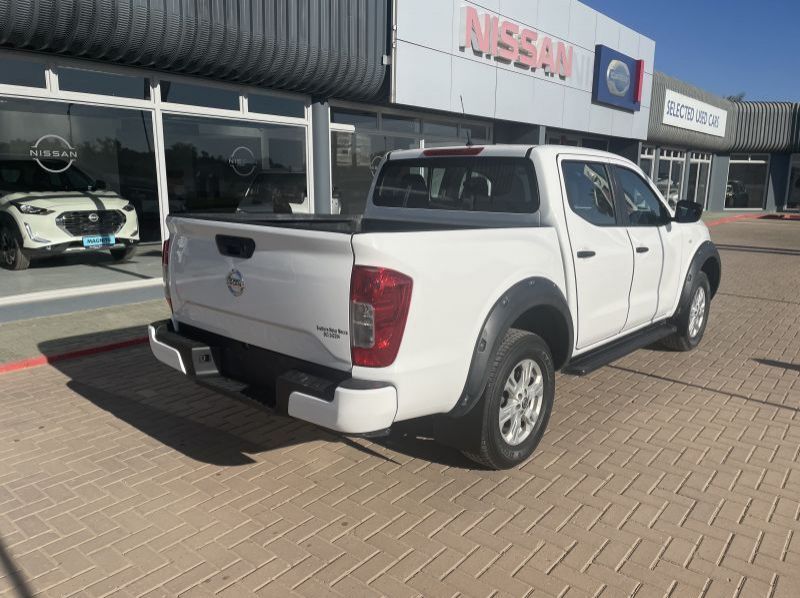 2022 Nissan Navara 2.5D SE Plus 4X2 MT DC pictures