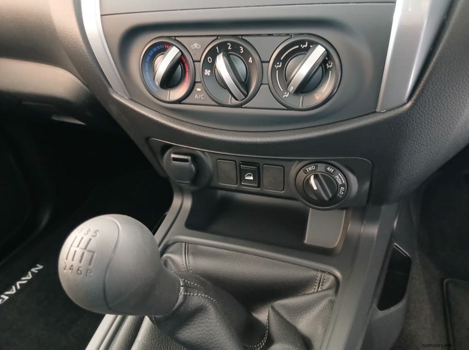 2025 Nissan 2.5 XE 4x4 Plus M/T D/C pictures