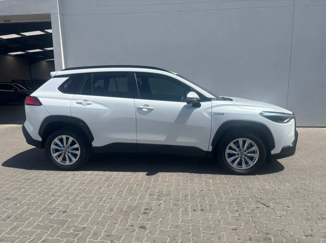 2022 Toyota Corolla Cross 1.8 Xs Hev pictures