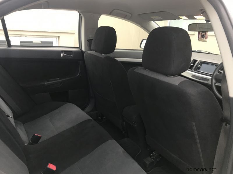 2010 Mitsubishi GALANT pictures