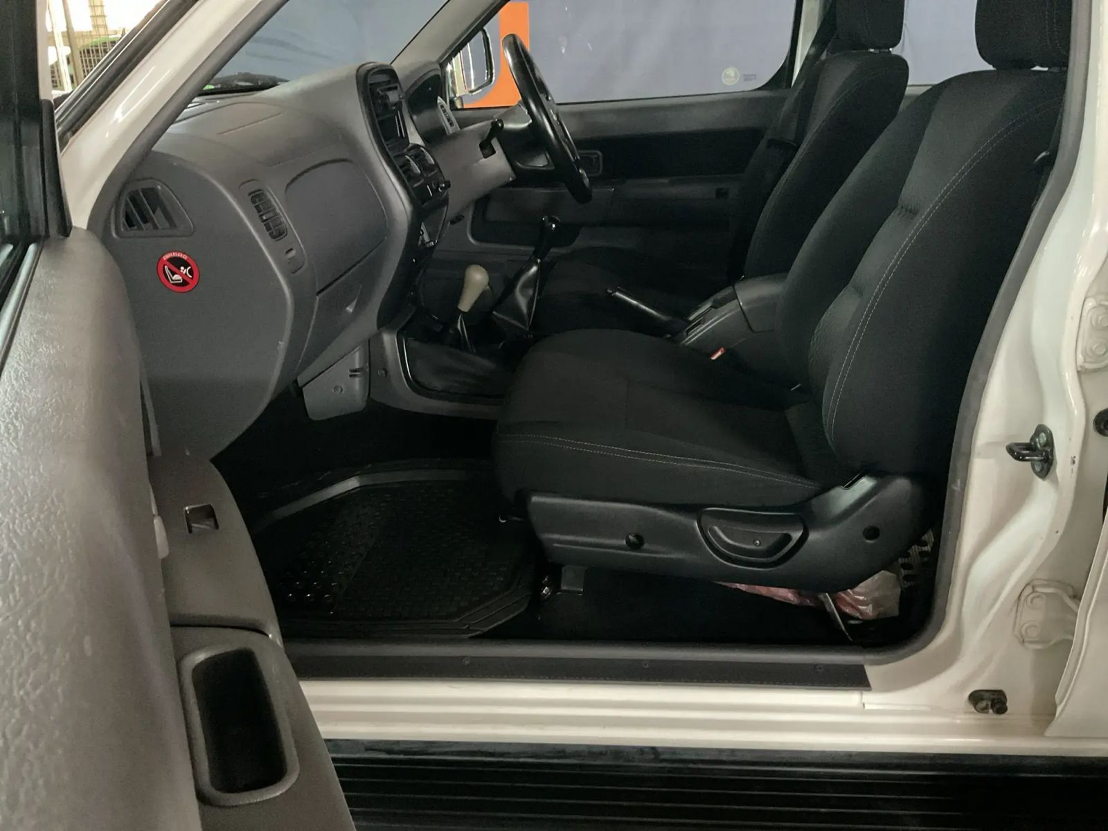 2019 Nissan Hardbody Np300 2.5 TDI 4x4 Pick Up Double Cab photo