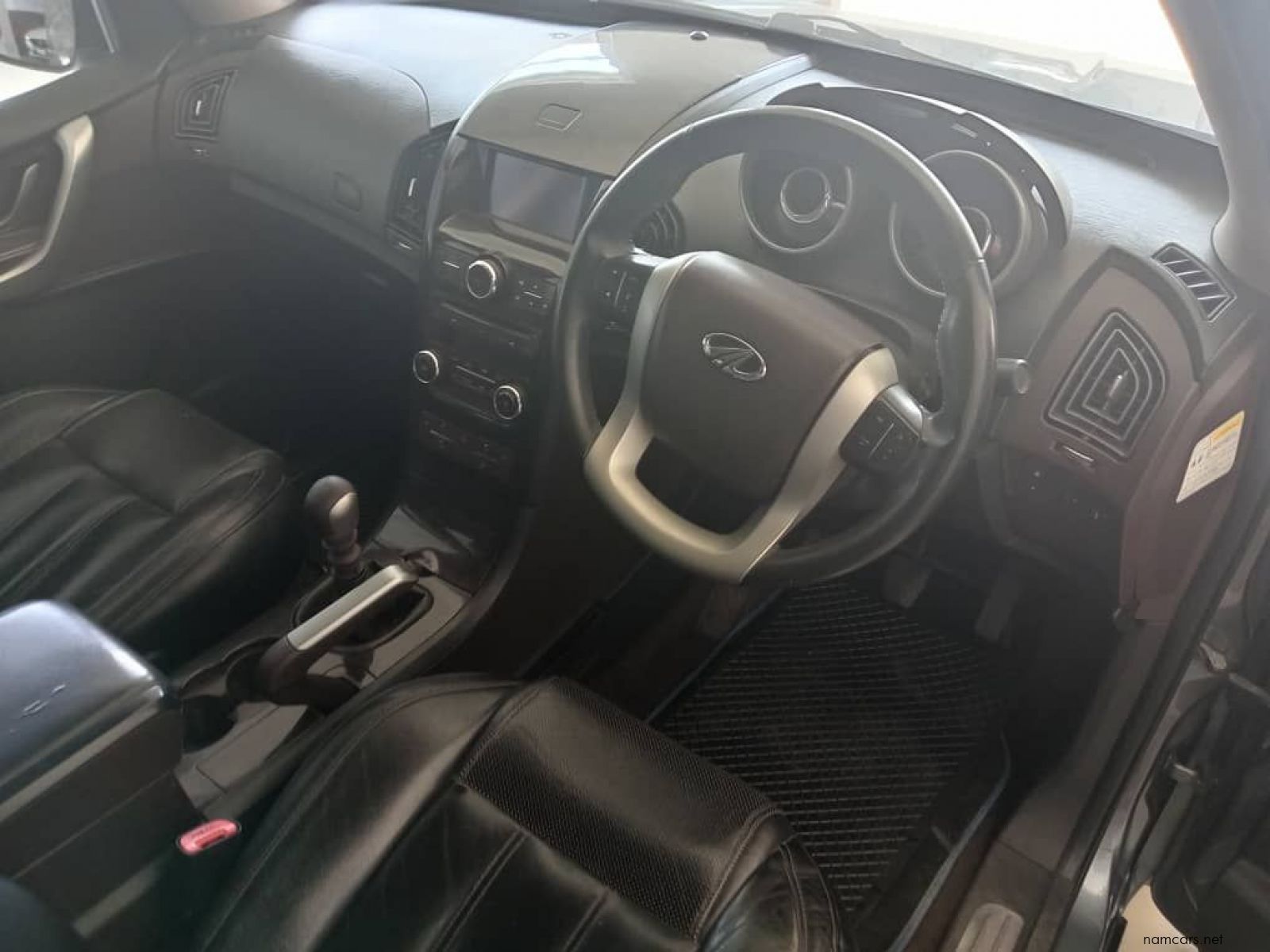 2015 Mahindra XUV500 2.2 W8 photo