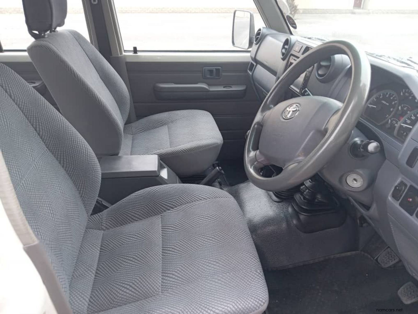 2013 Toyota Land Cruiser 4.0 V6 photo