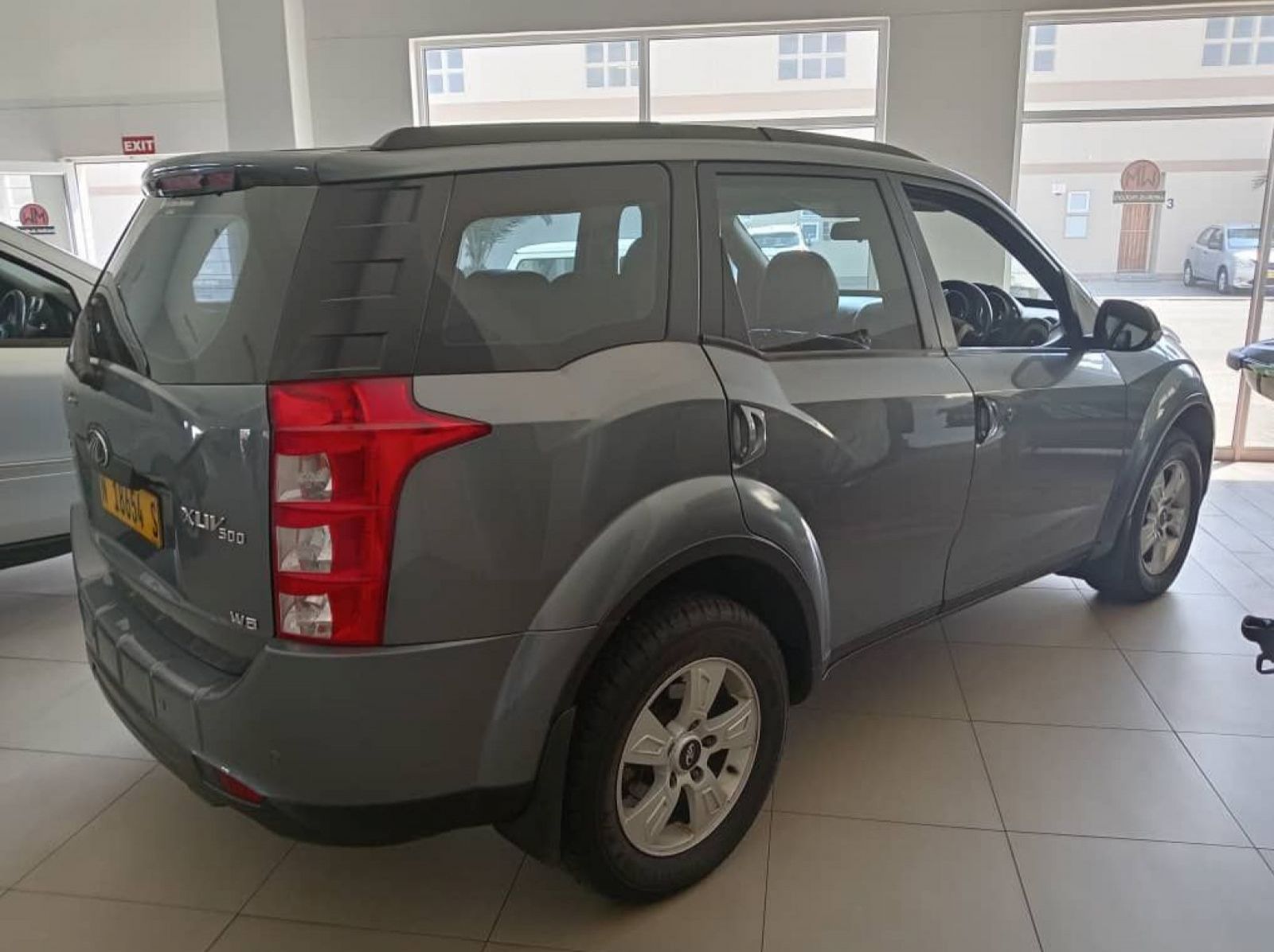 2015 Mahindra XUV500 2.2 W8 pictures