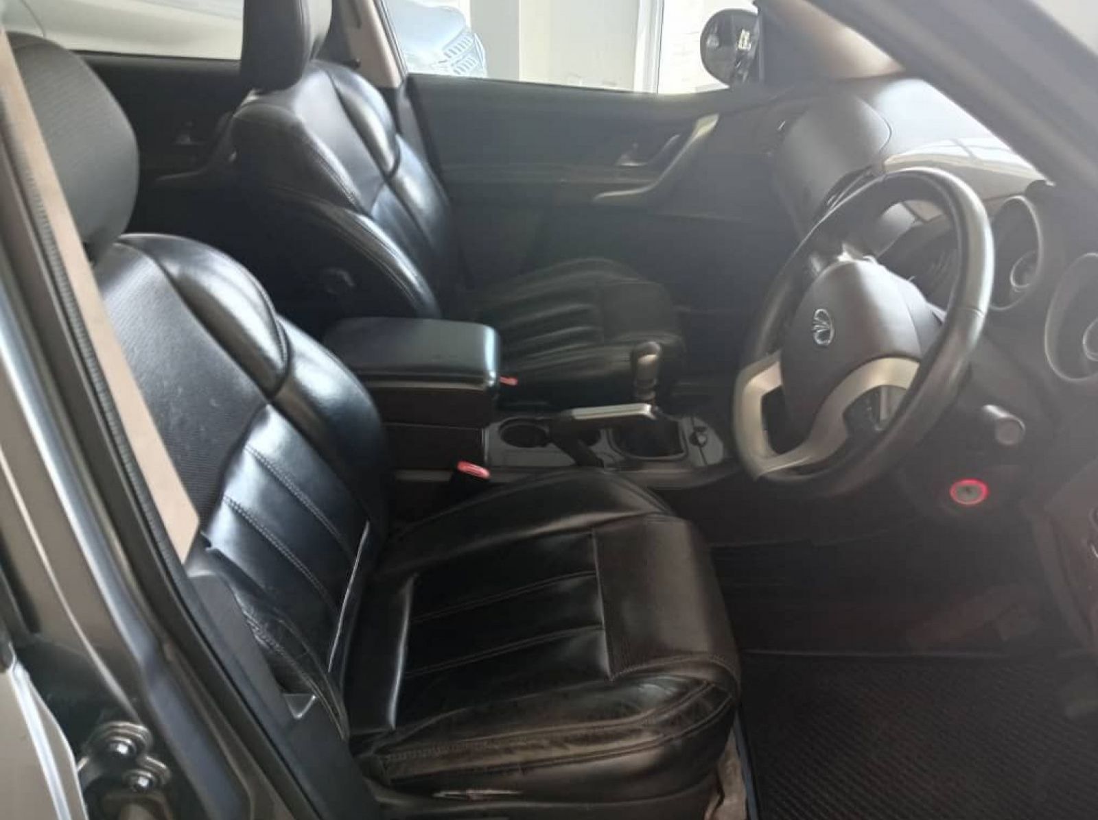 2015 Mahindra XUV500 2.2 W8 pictures