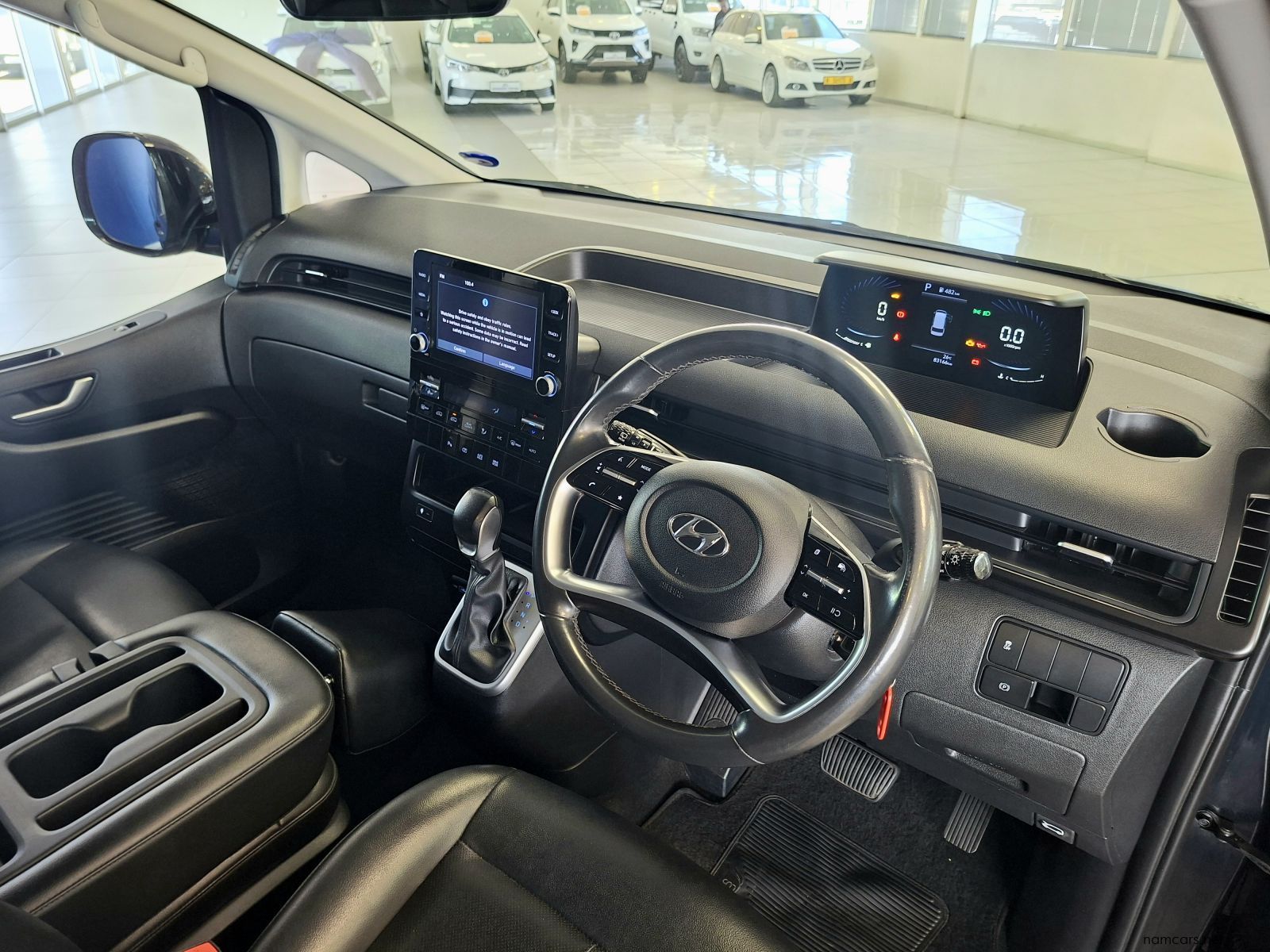 2022 Hyundai Staria 2.2D Executive Automatic 9 Seater photo