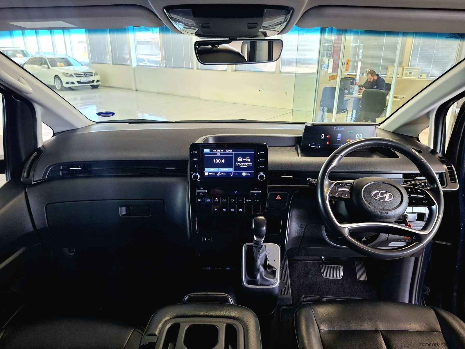 2022 Hyundai Staria 2.2D Executive Automatic 9 Seater photo