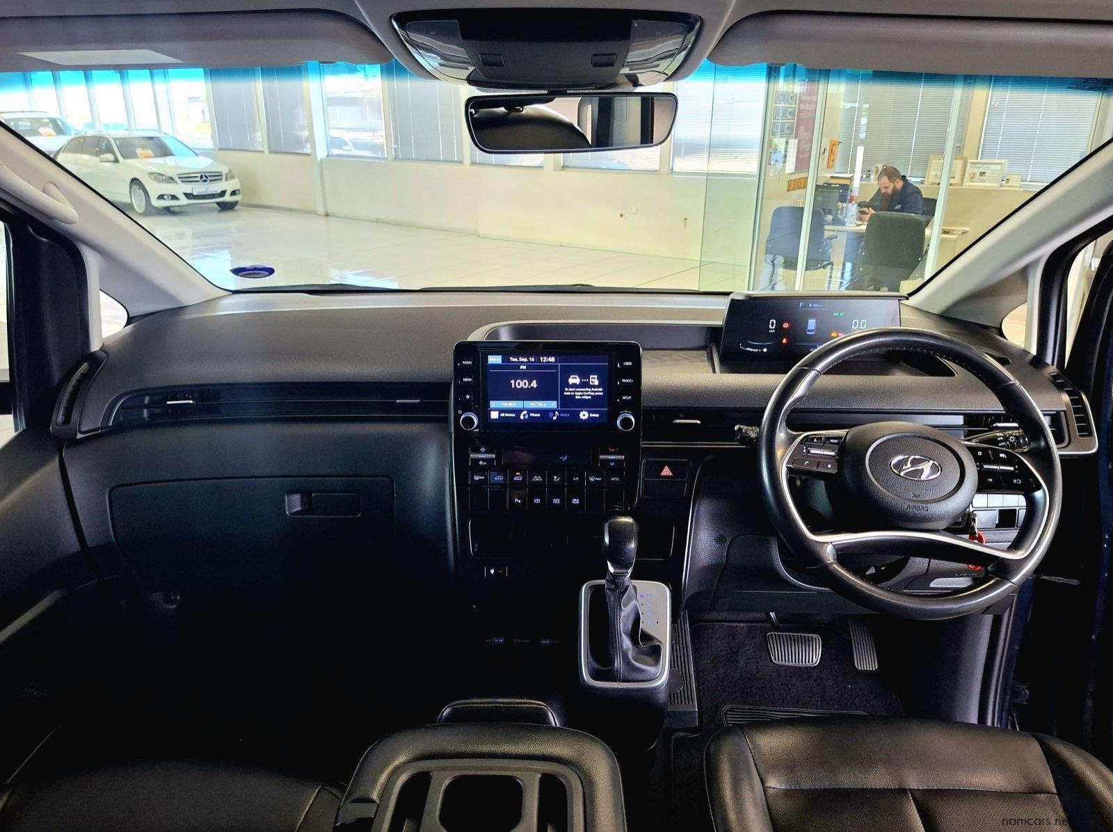 2022 Hyundai Staria 2.2D Executive Automatic 9 Seater pictures