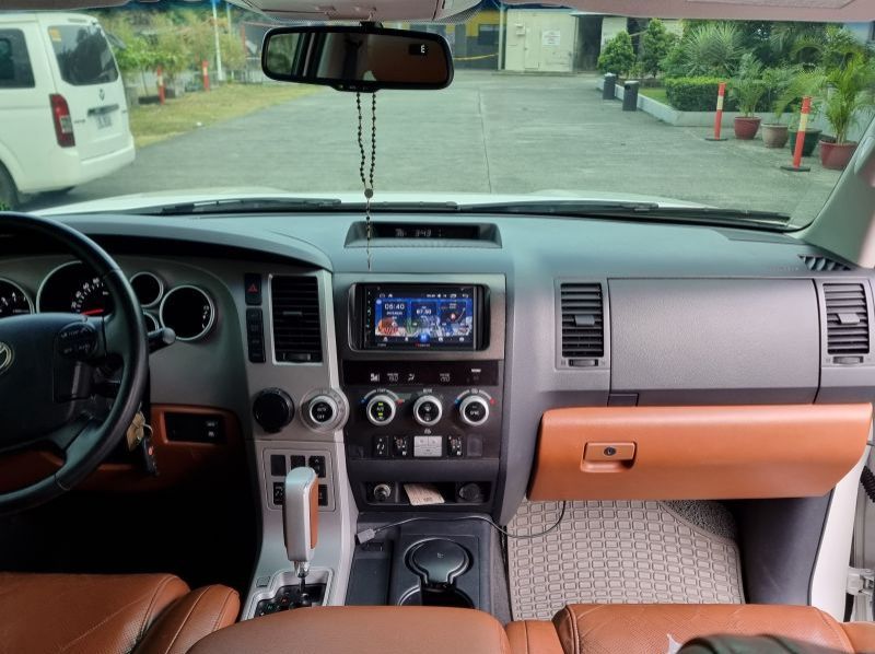 2010 Toyota Sequoia Platinum pictures