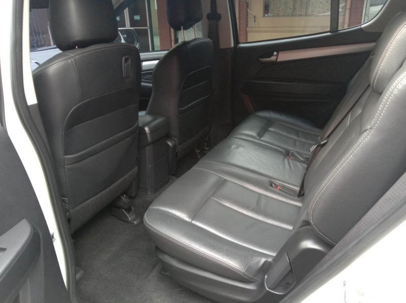 2016 Isuzu muX pictures