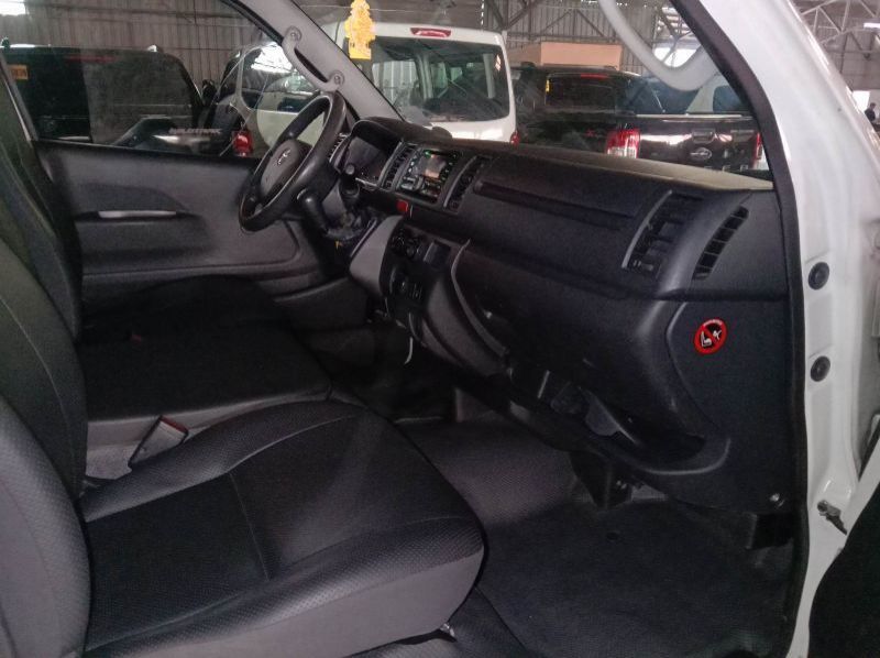 2017 Toyota hiace pictures