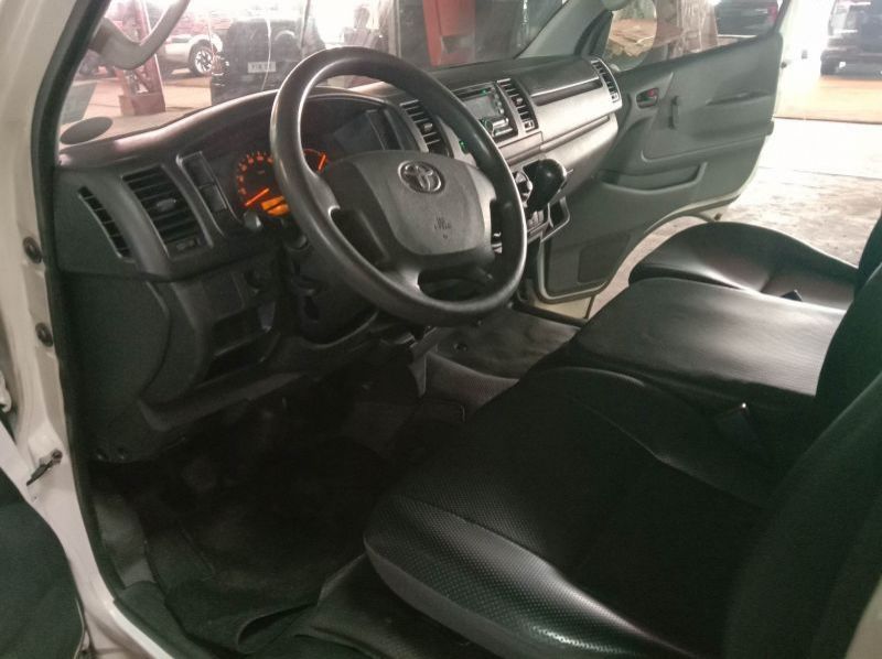 2017 Toyota hiace pictures