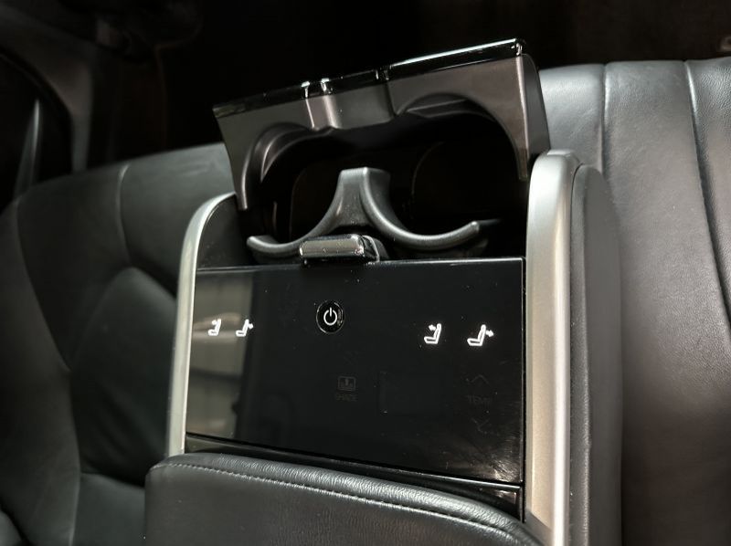 2019 Toyota Camry 2.5V pictures