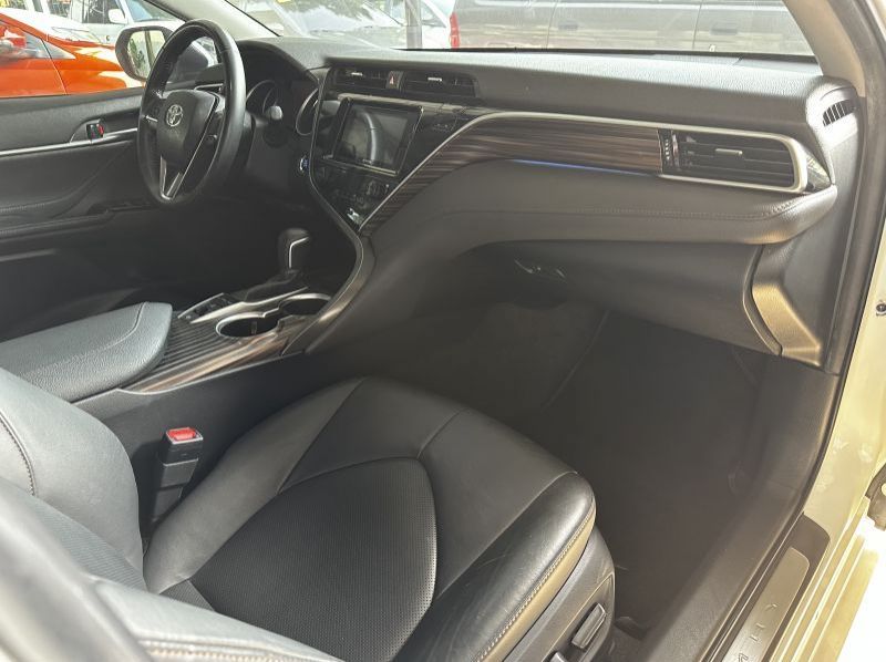 2019 Toyota Camry 2.5V pictures