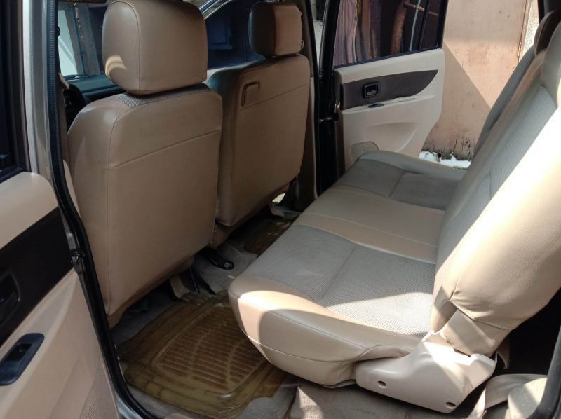 2017 Isuzu Crosswind pictures