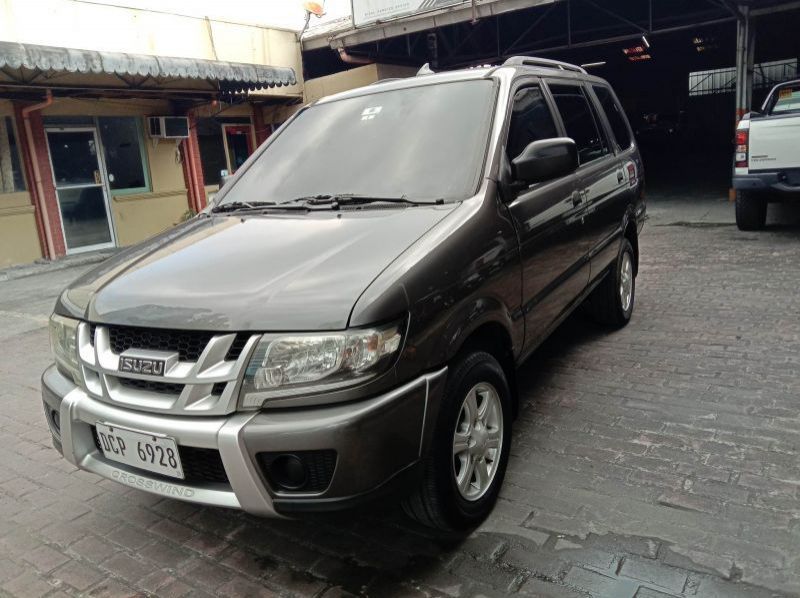 2017 Isuzu Crosswind pictures