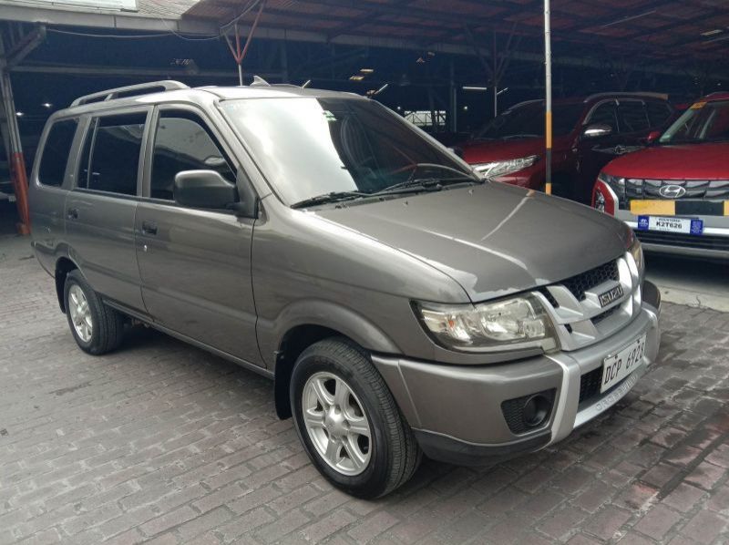 2017 Isuzu Crosswind pictures