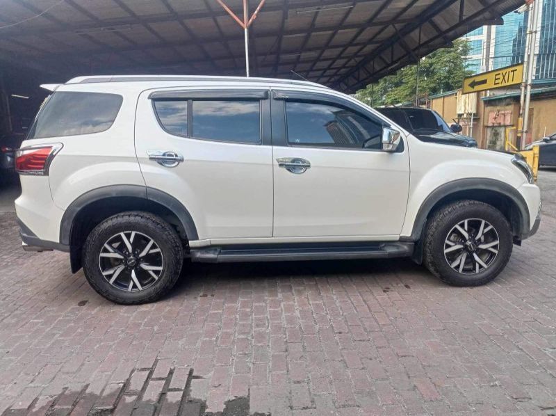 2021 Isuzu MUX pictures