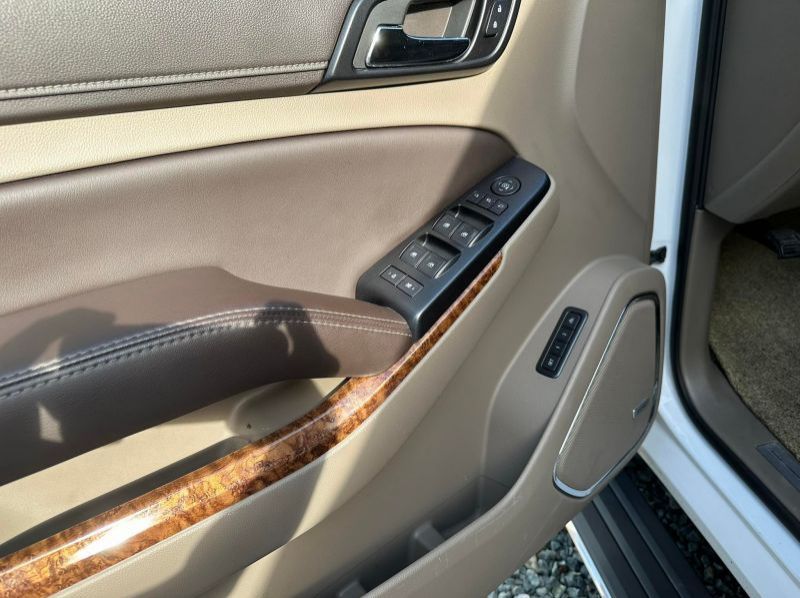 2016 Chevrolet Suburban pictures