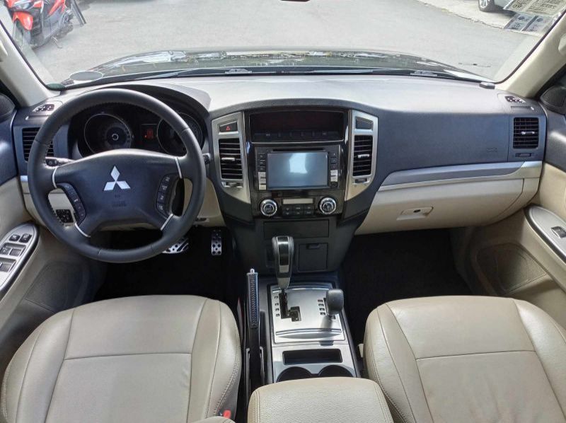 2015 Mitsubishi Pajero pictures